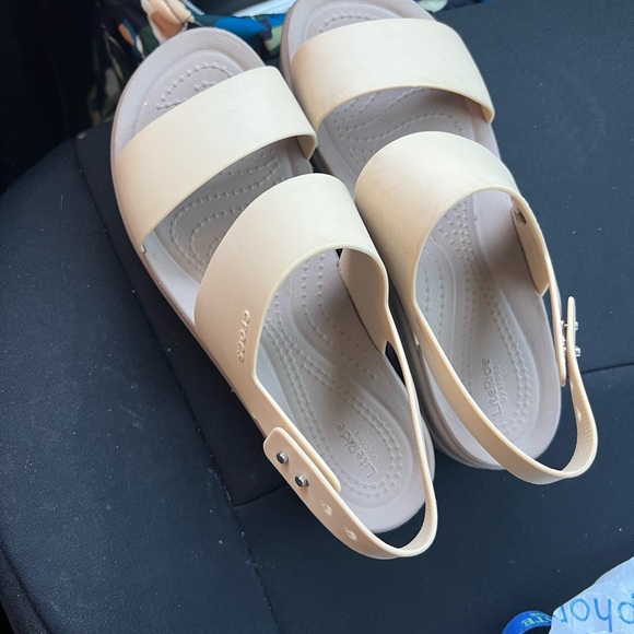 Size 6 Crocs Brooklyn Low Wedge Sandal- excellent condition - Picture 2 of 3